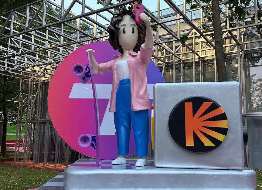 Люся из игры «Плюс Сити» от «Яндекса» появилась в Парке Горького